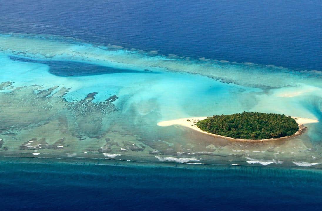 An uninhabited island in Ulithi Atoll. © Wayne Sentman